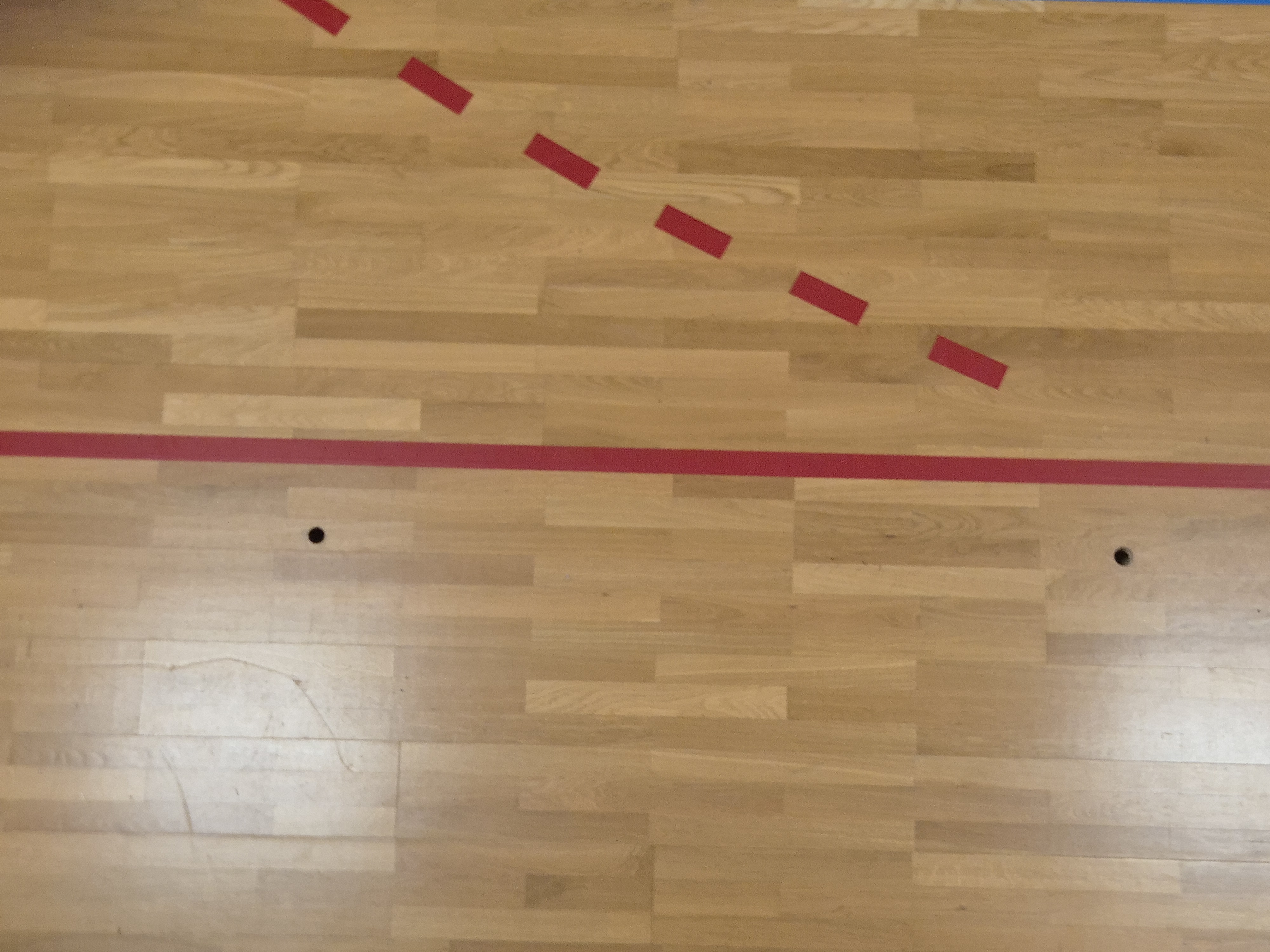 Löcher im Hallenboden